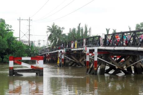 Sà lan đâm vào cầu Rạch Đỉa 1: Trục vớt sà lan trước khi nước lên