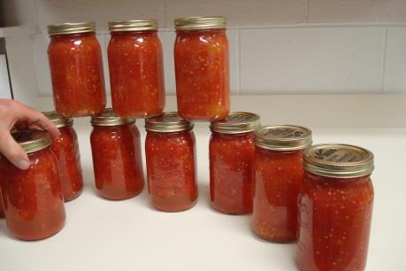 Phát hiện 200 kg heroin giấu trong các lon cà chua xay