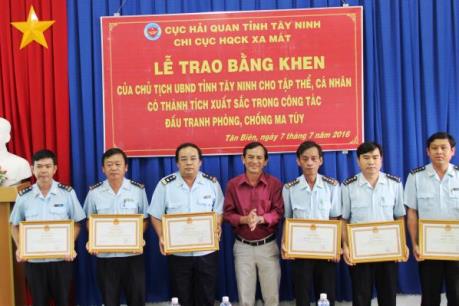 Khen thưởng đột xuất vụ bắt giữ gần 16 kg ma túy ở cửa khẩu Xa Mát