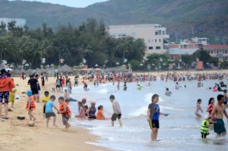 Không có chuyện bãi biển Quy Nhơn ngập rác thải