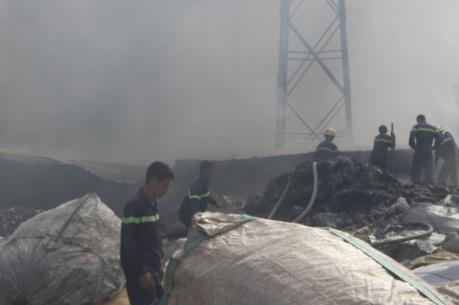 Cháy xưởng phế liệu hàng nghìn mét vuông ở Bình Dương