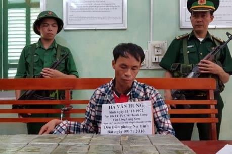 Lạng Sơn bắt giữ một đối tượng vận chuyển 14 bánh heroin