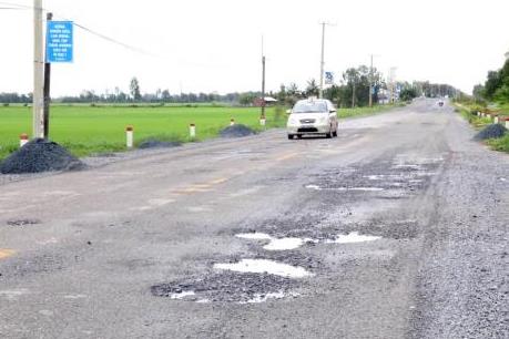 Quốc lộ 61 mới nâng cấp đã xuống cấp