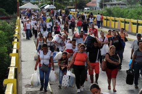 Người Venezuela đổ xô sang Colombia mua nhu yếu phẩm và khám chữa bệnh
