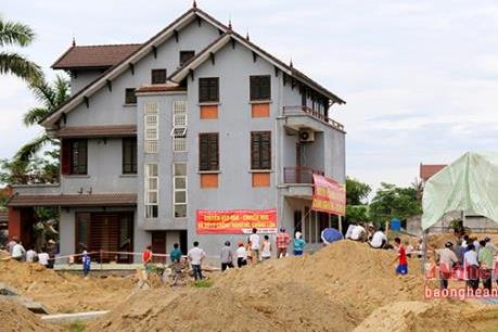 Nghệ An lần đầu tiên di dời nguyên tòa nhà cao 3 tầng, nặng gần 800 tấn