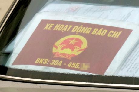 Xử lý nghiêm xe ô tô đeo phù hiệu Bộ Công an và các cơ quan Nhà nước không hợp lệ