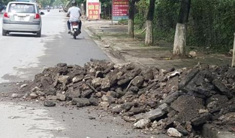 Xe quá khổ, quá tải và nạn đổ trộm phế thải xây dựng lại tung hoành tại Hà Nội