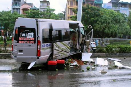 Quảng Ninh: Xe khách đâm vào dải phân cách khiến 8 người bị thương