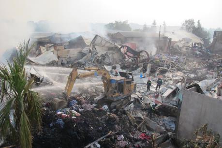 Cháy lớn tại bãi phế thải nhựa tái chế tại Hải Dương