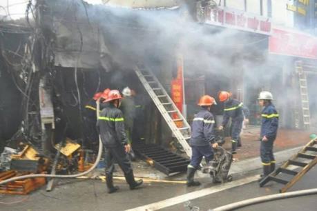 Hỏa hoạn tại cửa hàng bán sắt thép trên phố Đê La Thành, Hà Nội