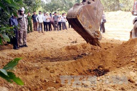 Lấy mẫu phân tích, xác minh loại chất thải của Công ty Formosa Hà Tĩnh chuyển ra Phú Thọ