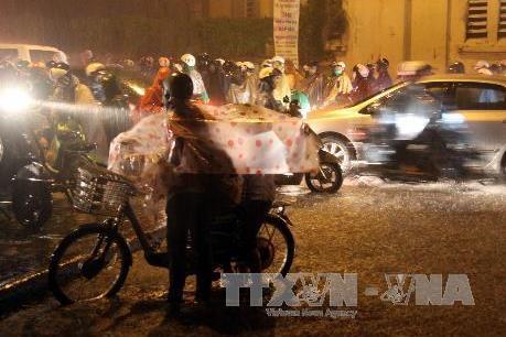 Dự báo thời tiết: Chiều tối khu vực Hà Nội có mưa dông, đề phòng tố lốc và gió giật mạnh