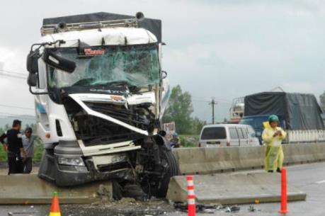 Tai nạn bất ngờ trên Quốc lộ 1A gây tắc đường nhiều giờ