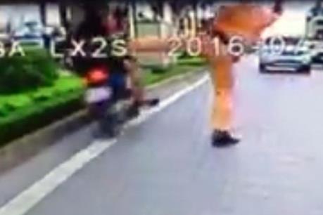 Sự thật sau clip Cảnh sát giao thông "đá" người đi xe máy vi phạm