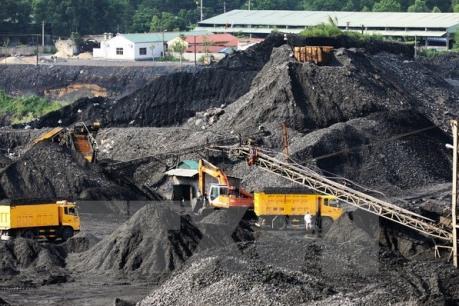 Quảng Ninh dừng vận chuyển than bằng đường bộ vào năm 2017