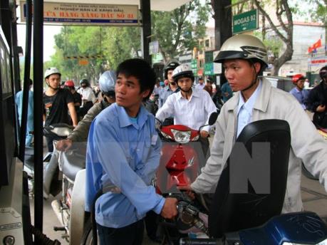 Giá xăng giảm gần 700 đồng/lít, giữ nguyên giá dầu