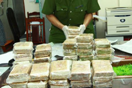 Hòa Bình: Bắt giữ hai đối tượng vận chuyển trái phép 30 bánh heroin
