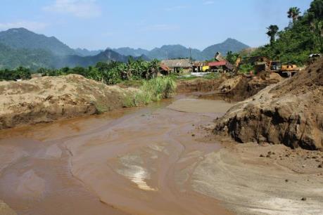 Thấp thỏm sống dưới "bom" bùn mangan