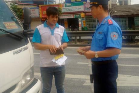 Xử lý xe ô tô tải, xe taxi đỗ, dừng trái phép trên Quốc lộ 5
