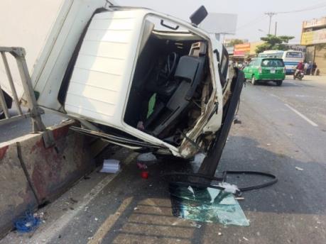 Xe tải lật, nằm chắn ngang đầu cầu Sài Gòn khiến giao thông ùn tắc cục bộ