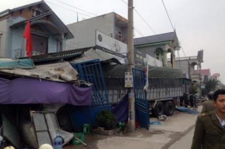 Xe tải mất lái lao thẳng vào nhà dân