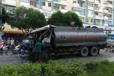 Tp. Hồ Chí Minh: Tai nạn nghiêm trọng giữa xe bồn chở xăng và xe buýt