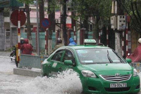 Ảnh hưởng của bão số 1: Khách gặp khó khi gọi taxi