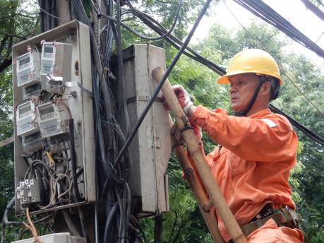 Thợ điện Thủ đô nỗ lực khôi phục lưới điện sau bão