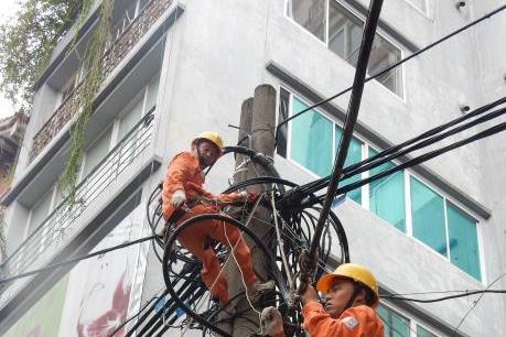 Ảnh hưởng bão số 1: Còn hơn 4.700 trạm biến áp ở 7 tỉnh, thành phố mất điện