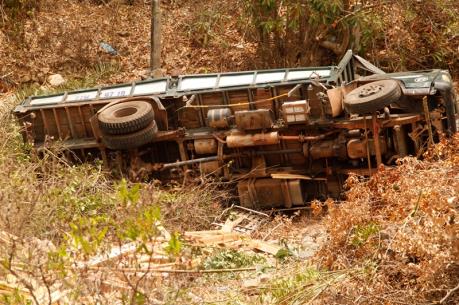 Phú Yên: Ô tô tải lao xuống rẫy, ba người tử vong