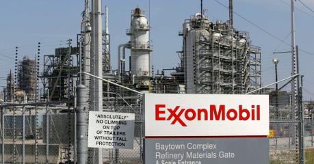 Exxon, Chevron đối mặt thua lỗ lớn do giá dầu thấp