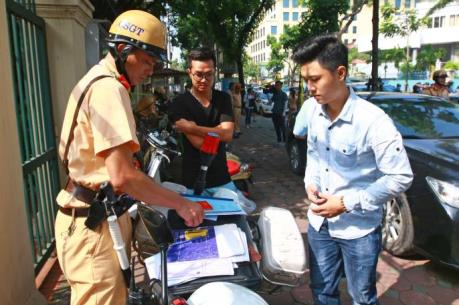 Phản ứng của người dân trong ngày đầu xử lý vi phạm mũ bảo hiểm tại Hà Nội