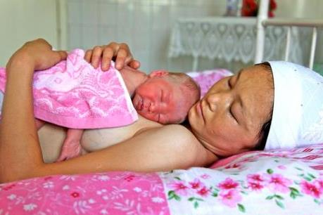 UNICEF cảnh báo nguy cơ trẻ sơ sinh tử vong do chậm được bú sữa mẹ sau sinh