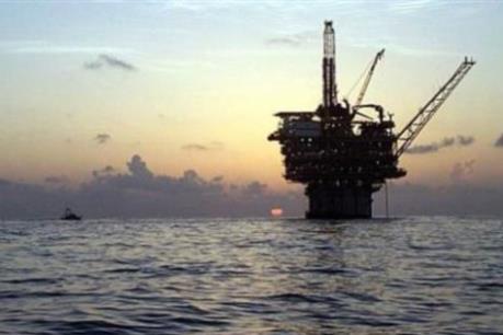 Giá dầu ngọt nhẹ hạ xuống mức thấp nhất hơn 1 tháng qua