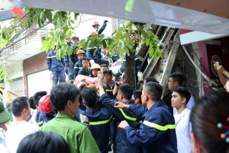 Sập nhà tại phố cổ Hà Nội: Còn 2 nạn nhân bị mắc kẹt