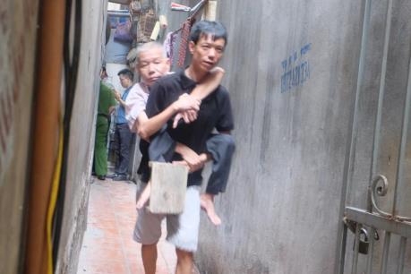 Vụ sập nhà tại 43 Cửa Bắc:  Phát hiện vết nứt dài ở khu nhà liền kề