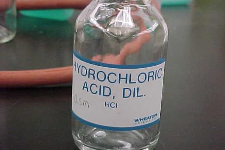 Bất cẩn trong vận chuyển hóa chất, 5 người bị bỏng