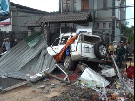 Hải Phòng: Ô tô con mất lái đâm sập nhà khiến 6 người thương vong