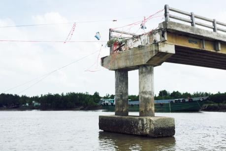 Cầu 4 tỷ đồng vừa xây xong đã sập, nguyên nhân do đâu?