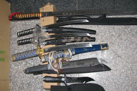 Cần Thơ: Khám xét kho hàng chứa nhiều vũ khí, đồ điện tử không rõ nguồn gốc