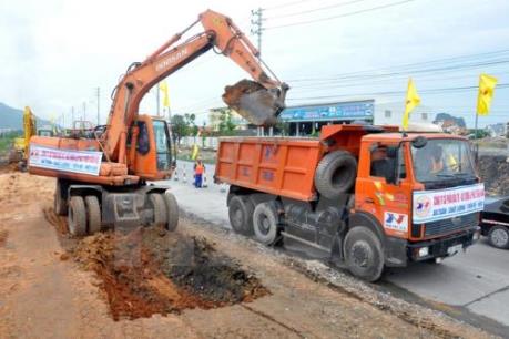 Quốc lộ 18 thi công “cầm chừng" khiến giao thông khó khăn