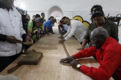 Điếu xì gà dài nhất thế giới mừng sinh nhật cựu Chủ tịch Cuba