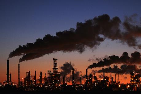 Giá dầu châu Á ngày 15/8 chạm mức cao mới trong tháng