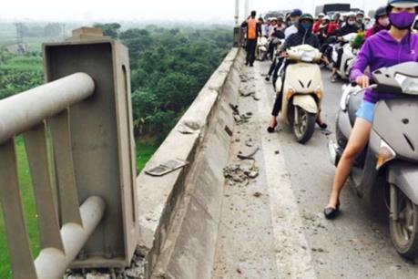 Ô tô tải đâm văng lan can đường dẫn cầu Đông Hà, Quảng Trị