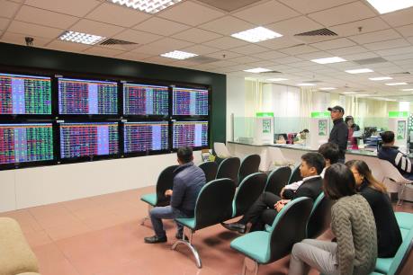 Chứng khoán chiều 16/8: Thanh khoản tăng vọt, hai sàn diễn biến trái chiều