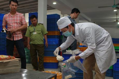 Phát hiện kem trộn “bẩn” trong bánh Tân Hoàng Gia