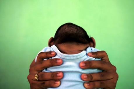 Em bé đầu tiên nhiễm virus Zika vừa chào đời