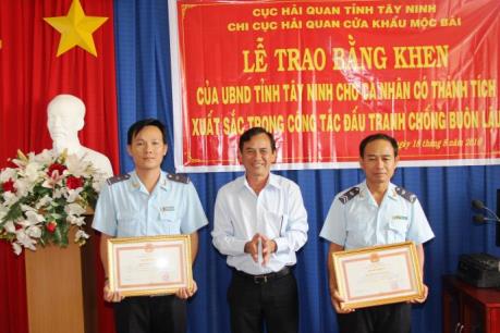 Khen thưởng đột xuất 2 cán bộ hải quan cửa khẩu Mộc Bài vụ bắt giữ hàng lậu