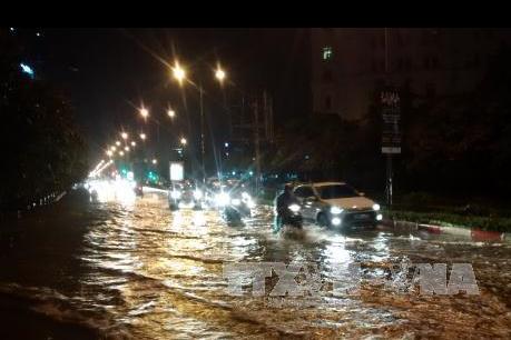 Bão số 3: Mưa lớn gây ngập và đổ cây trên một số tuyến phố của Hà Nội