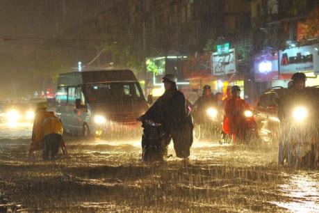 Mưa bão gây ngập và đổ cây trên một số tuyến phố của Hà Nội